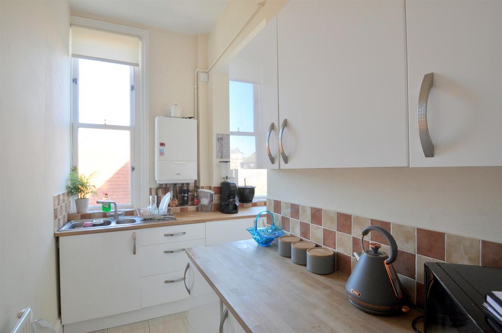 Property photo 3 of 8 Kitchen