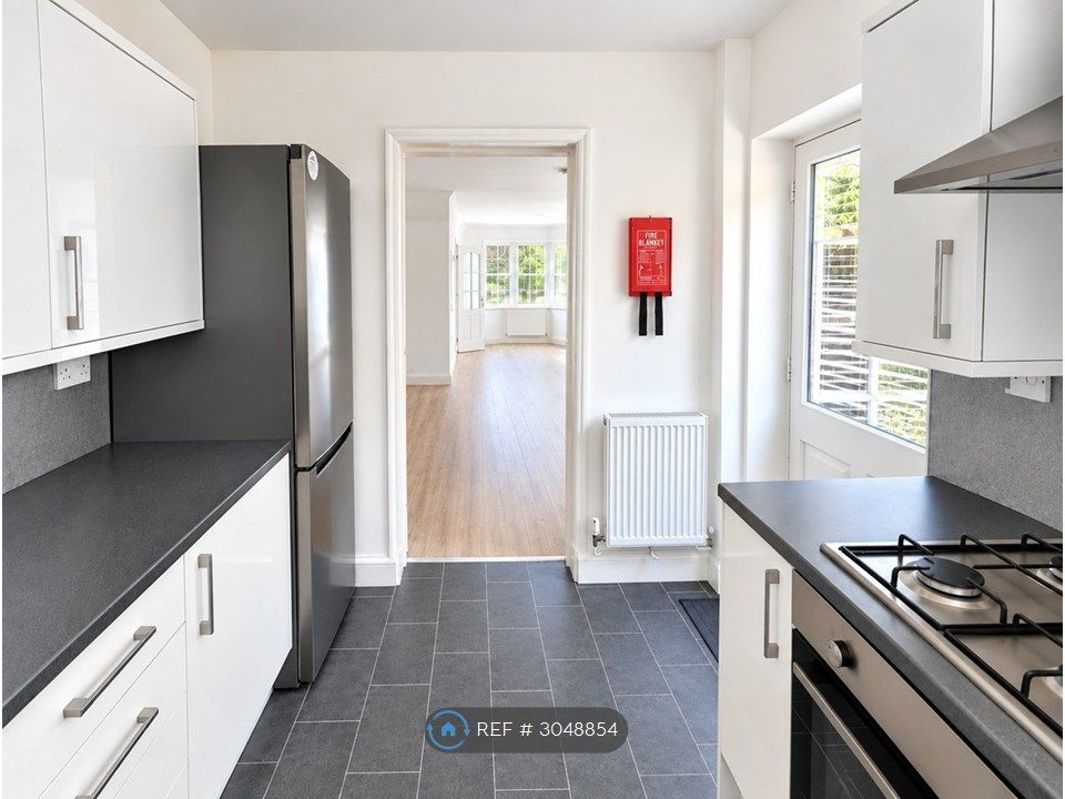 Property photo 3 of 10 Kitchen