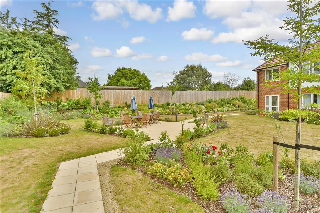 Property photo 3 of 12 Communal Gardens