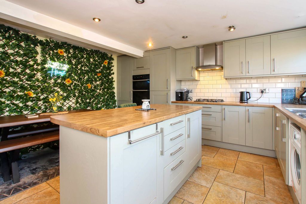 Property photo 2 of 16 Photo 12