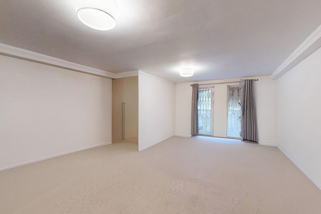 Property photo 3 of 8 Picture No. 05