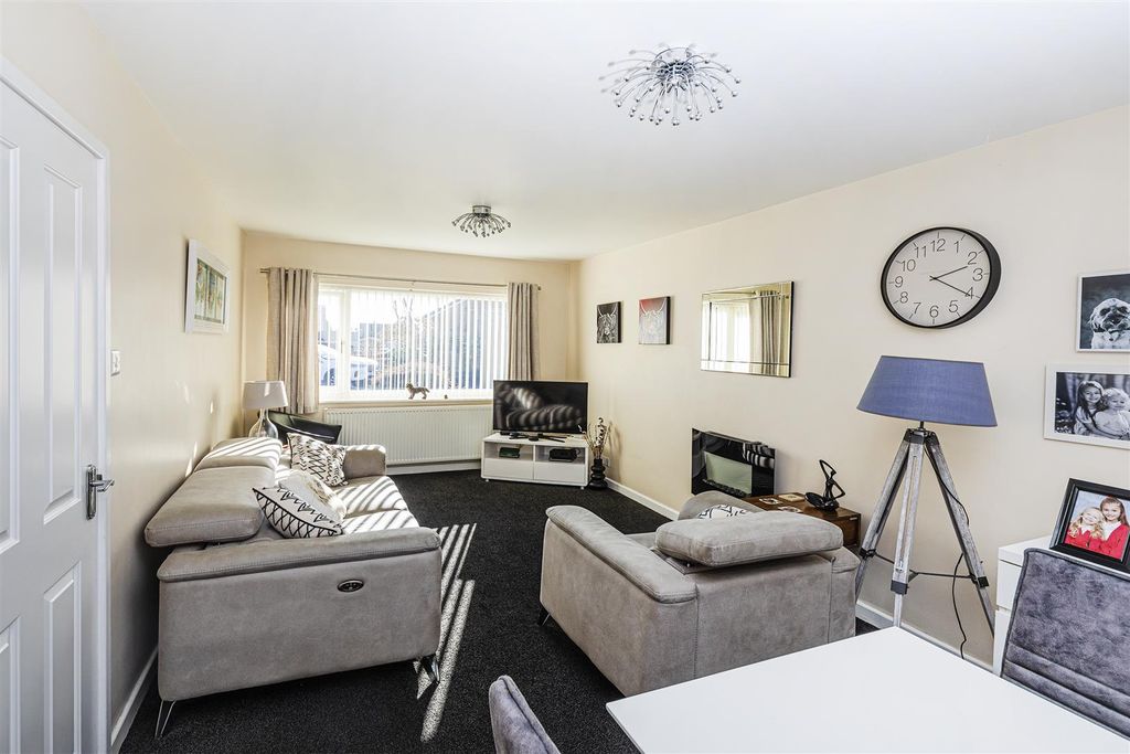 Property photo 3 of 33 Living Diner