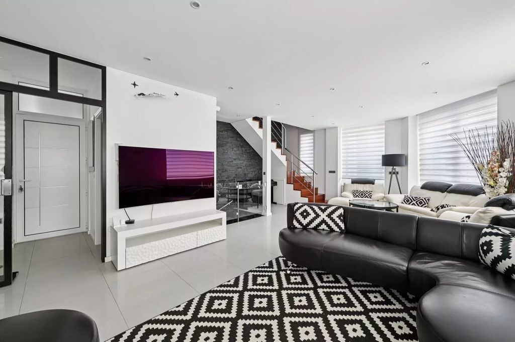 Property photo 1 of 16 Xve - Rond-Point Saint-Charles. Just Like A House.