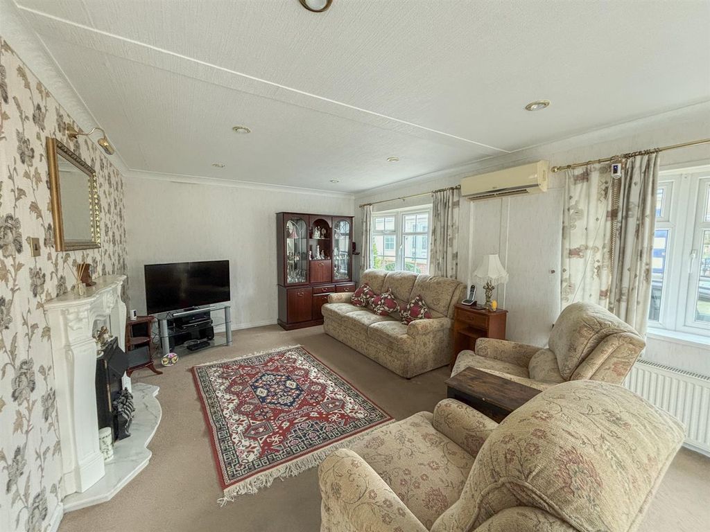 Property photo 2 of 19 Lounge