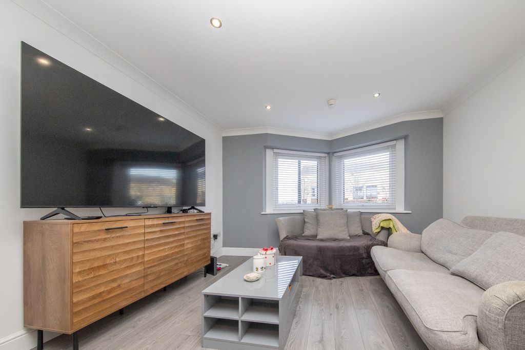 Property photo 1 of 16 Living Room