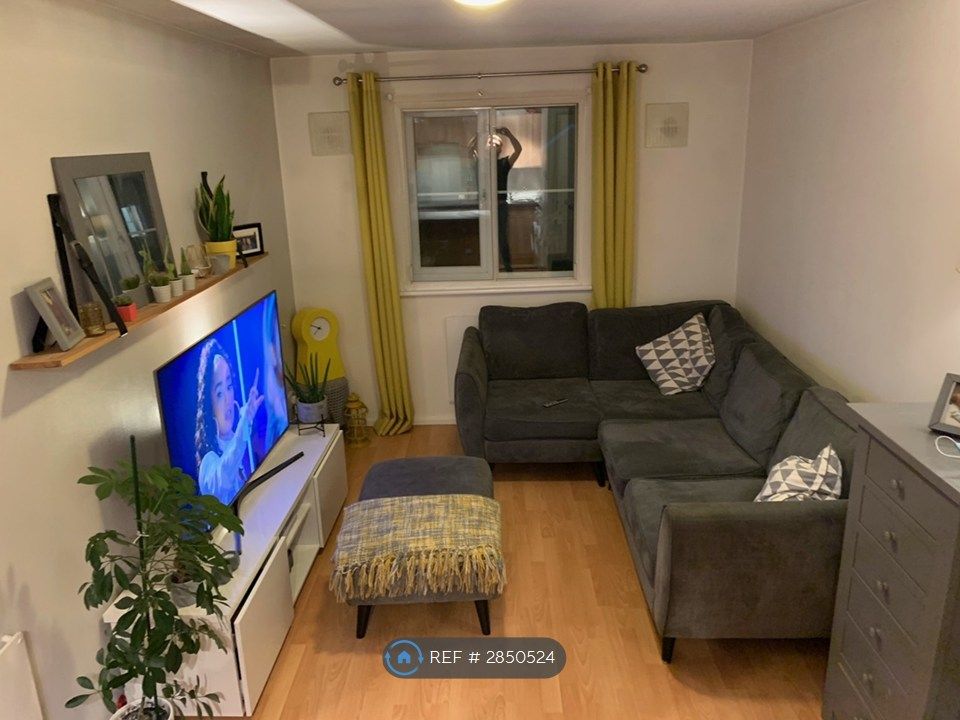 Property photo 1 of 8 Living Room