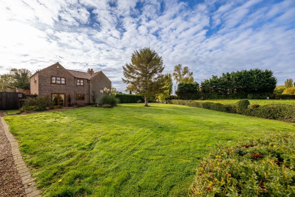 Property photo 2 of 35