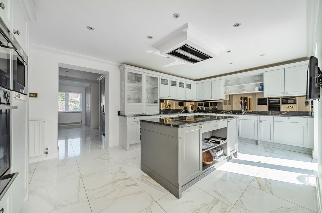 Property photo 3 of 35