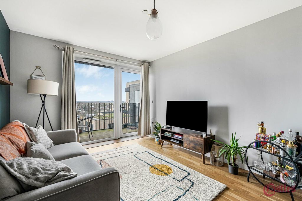 Property photo 1 of 25 Living Room