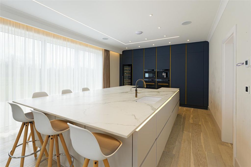 Additional image 4 of 6 bed detached house to rentFarnham House, Merton Lane, Canterbury CT4