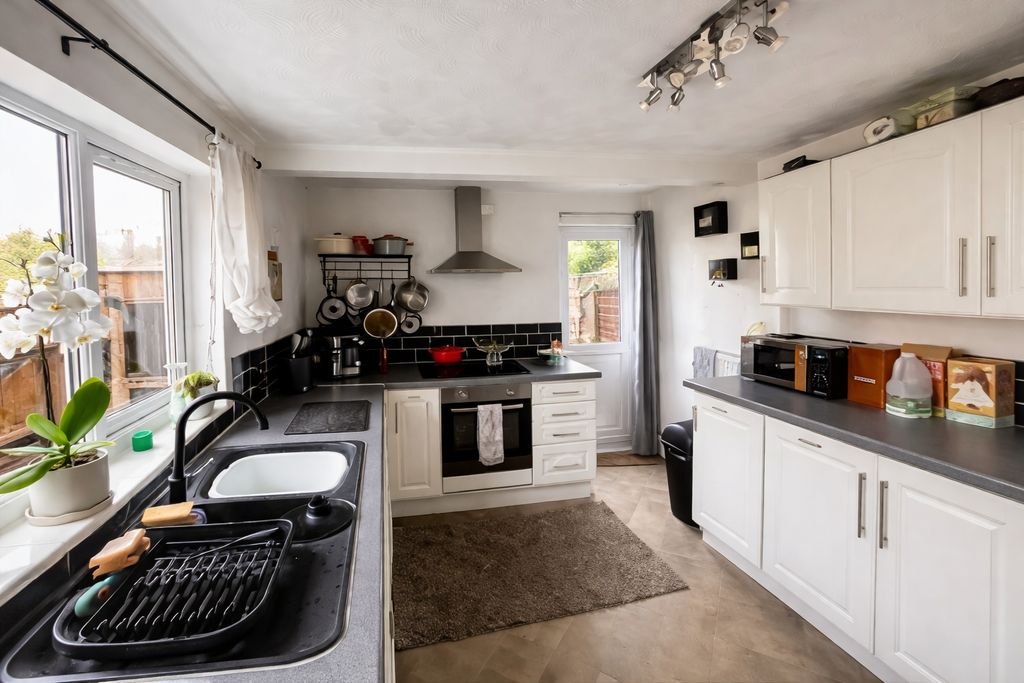 Property photo 2 of 11 Kitchen