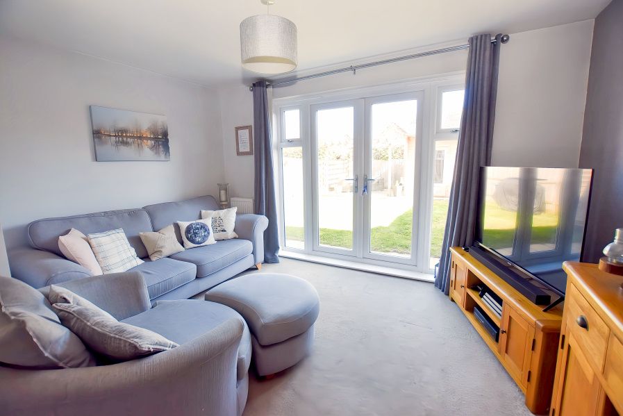 Property photo 3 of 22 Lounge 2