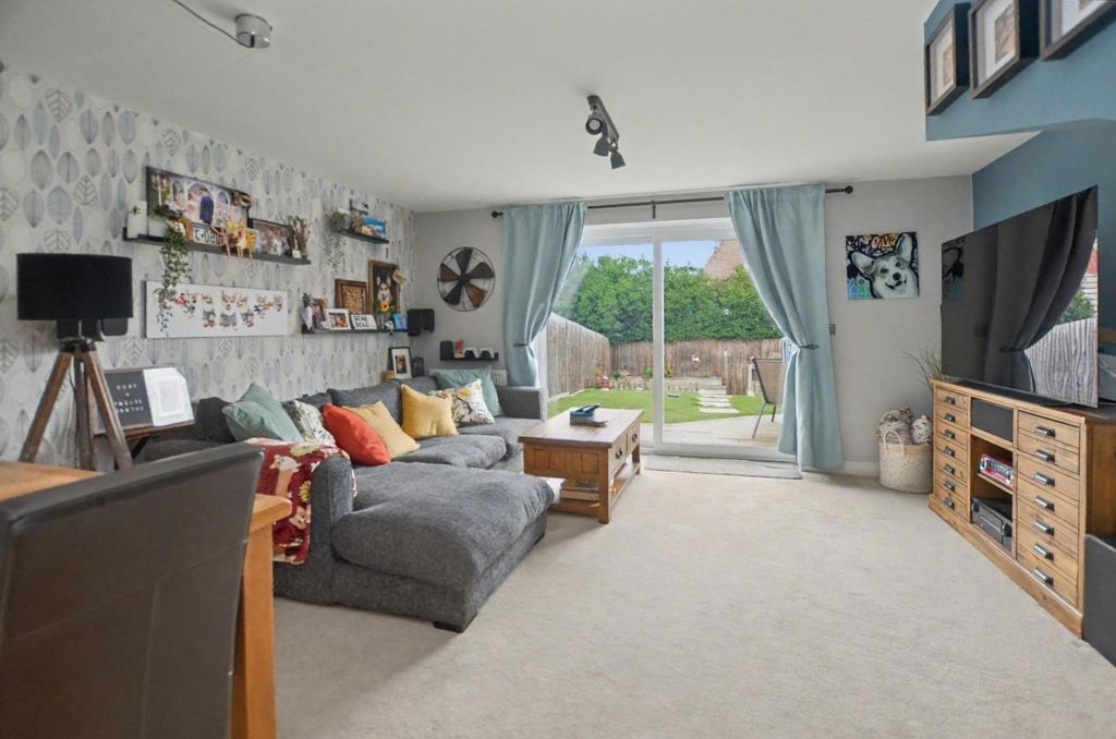 Property photo 2 of 17 Lounge / Diner