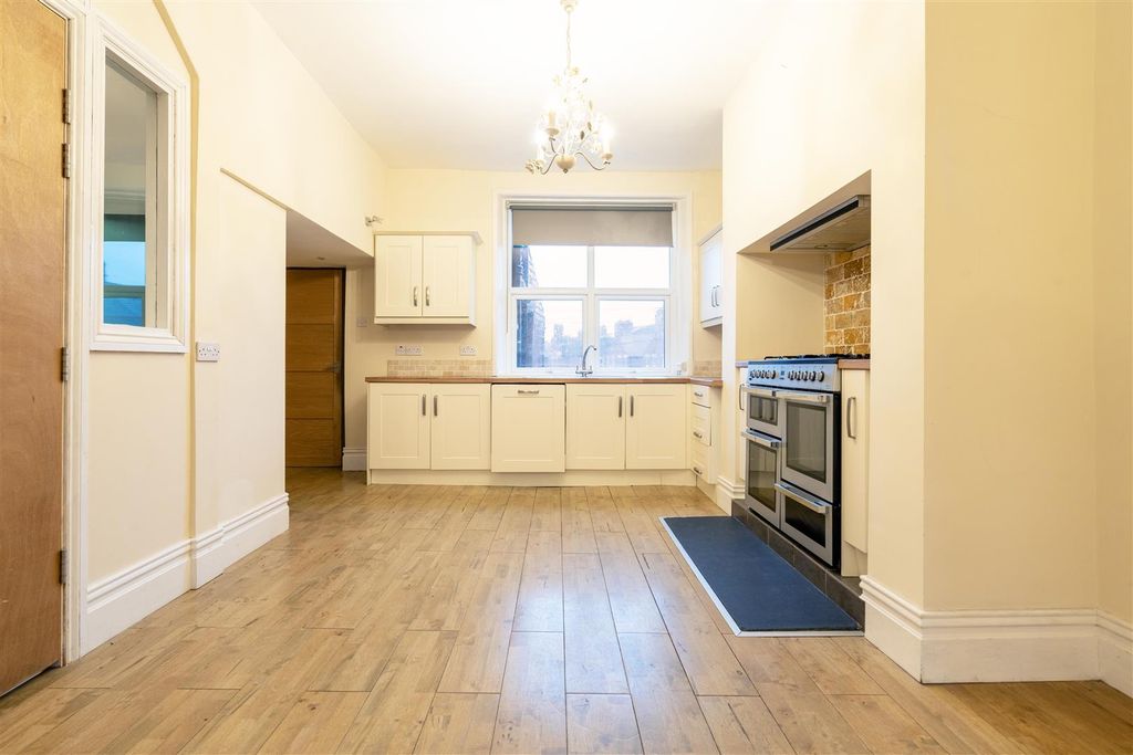 Property photo 3 of 7 Kitchen