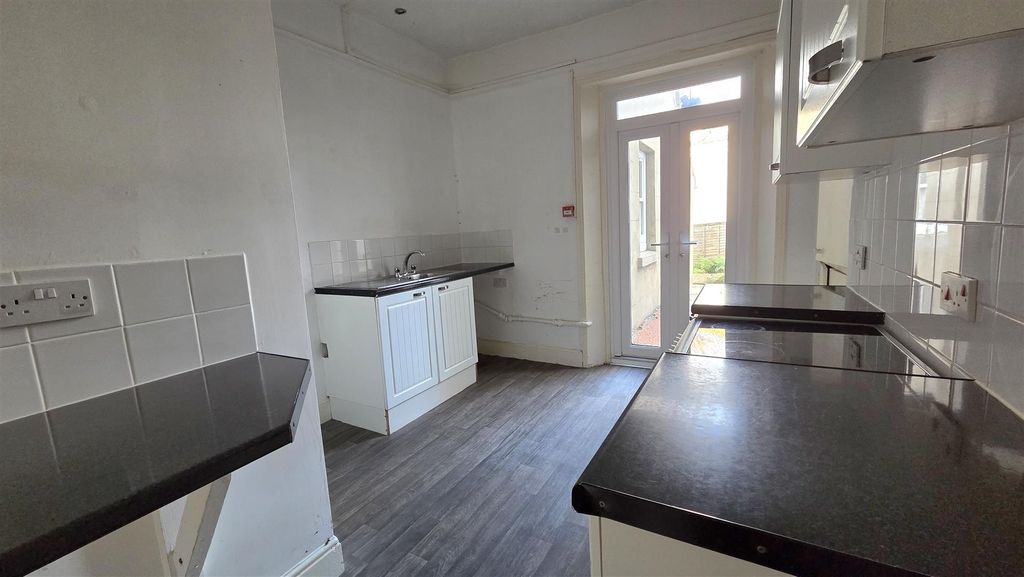 Property photo 3 of 6 Kitchen