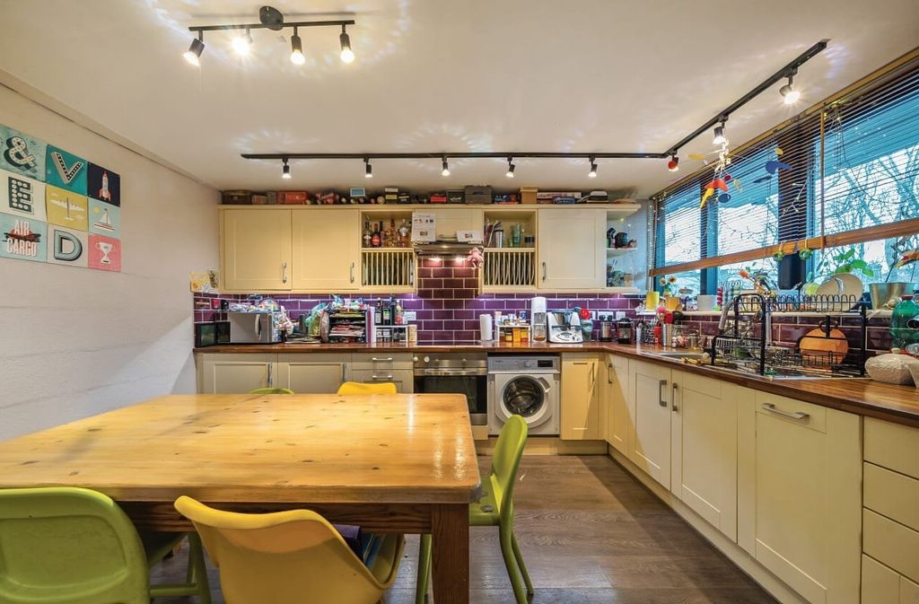 Property photo 2 of 16 Picture No. 24