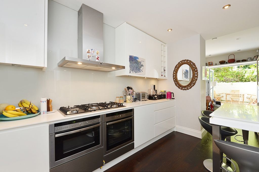 Property photo 2 of 6 1-122-Cambridge-S...