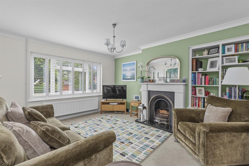 Property photo 3 of 15 98 Cedar Avenue, Hp15 7Ef-6.Jpg