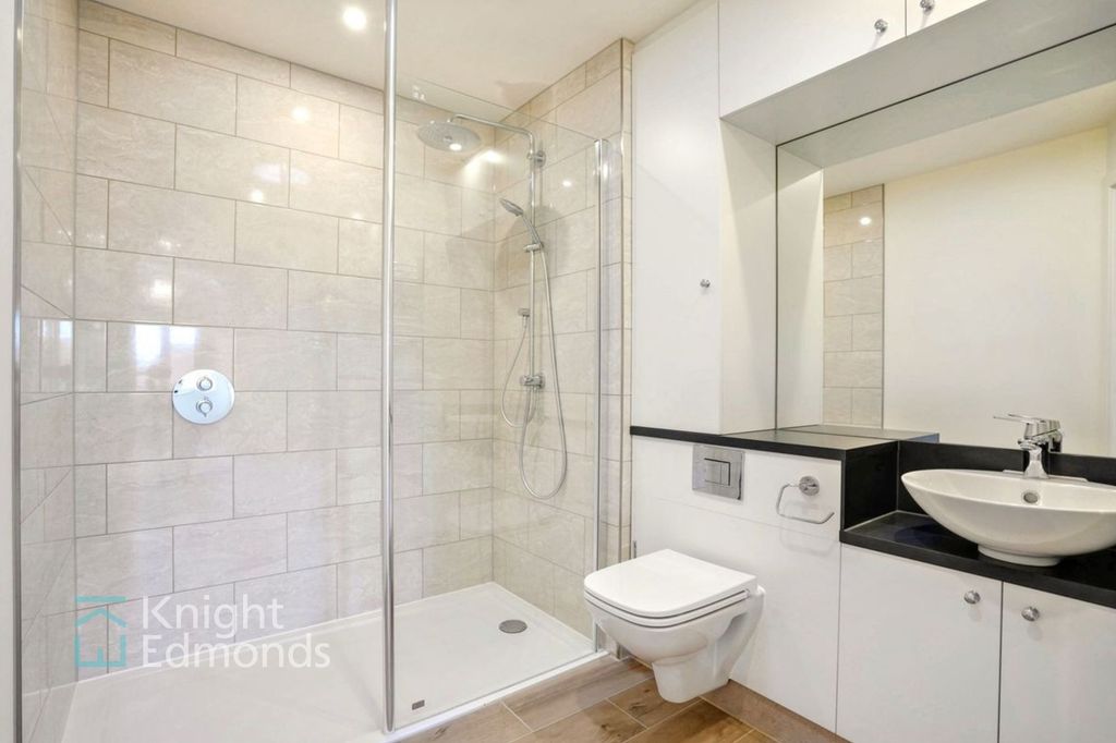Property photo 2 of 18 Bathroom