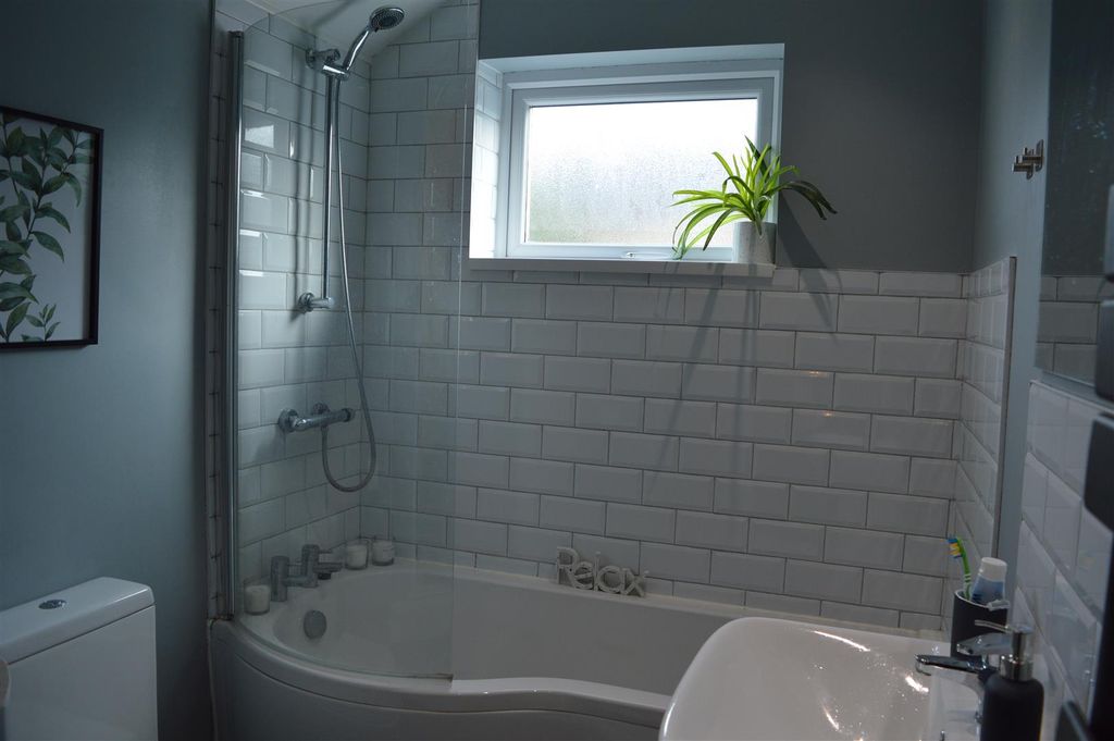 Property photo 1 of 13 Bathroom.Jpg