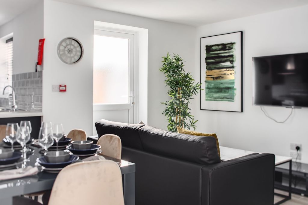 Property photo 2 of 11 Bright And Modern Living Room With A Comfortable B...