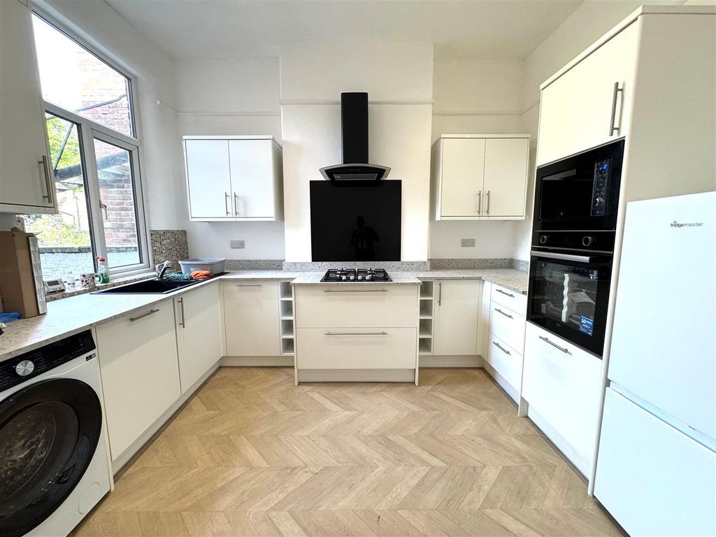 Property photo 3 of 11 Kitchen