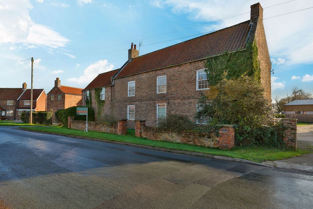 Property photo 2 of 31