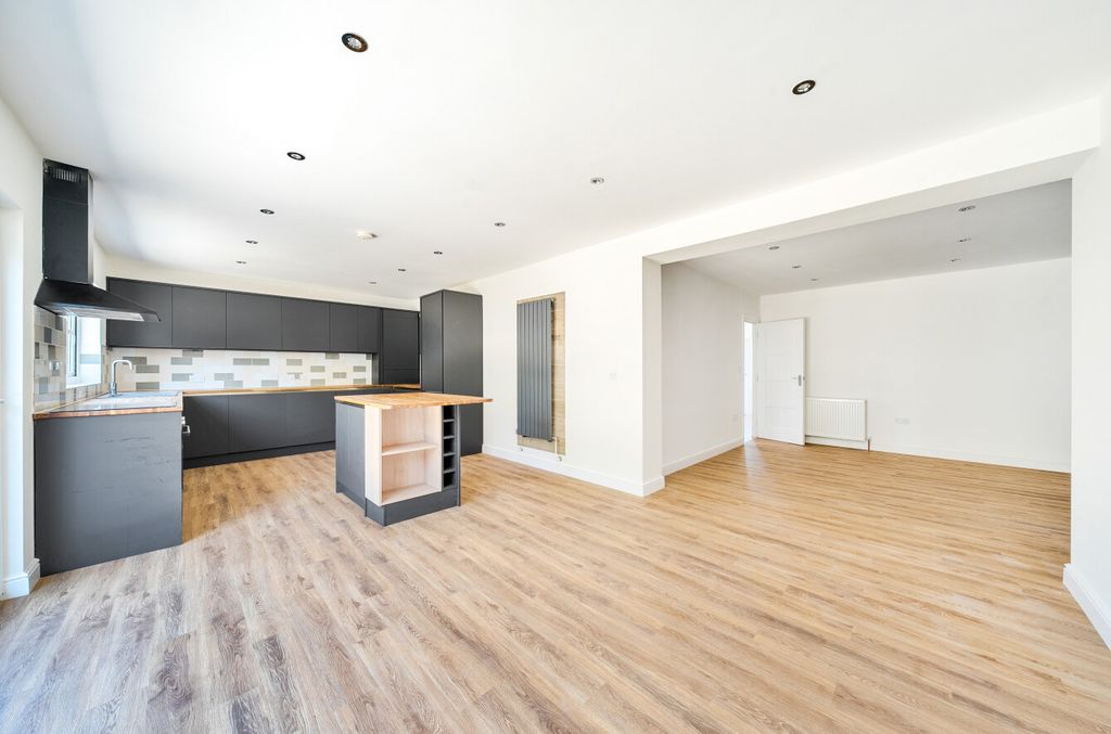 Property photo 2 of 11 1485515-25-6A50Ec...