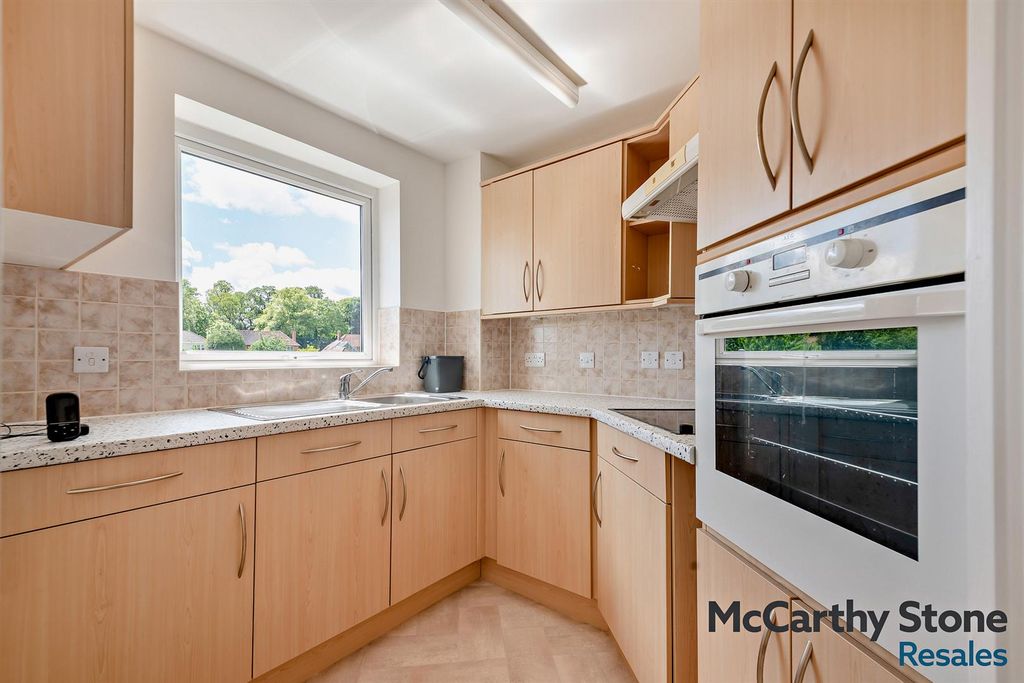 Additional image 4 of 2 bed flat for saleBenedict Court, Western Avenue, Newbury, Berkshire RG14