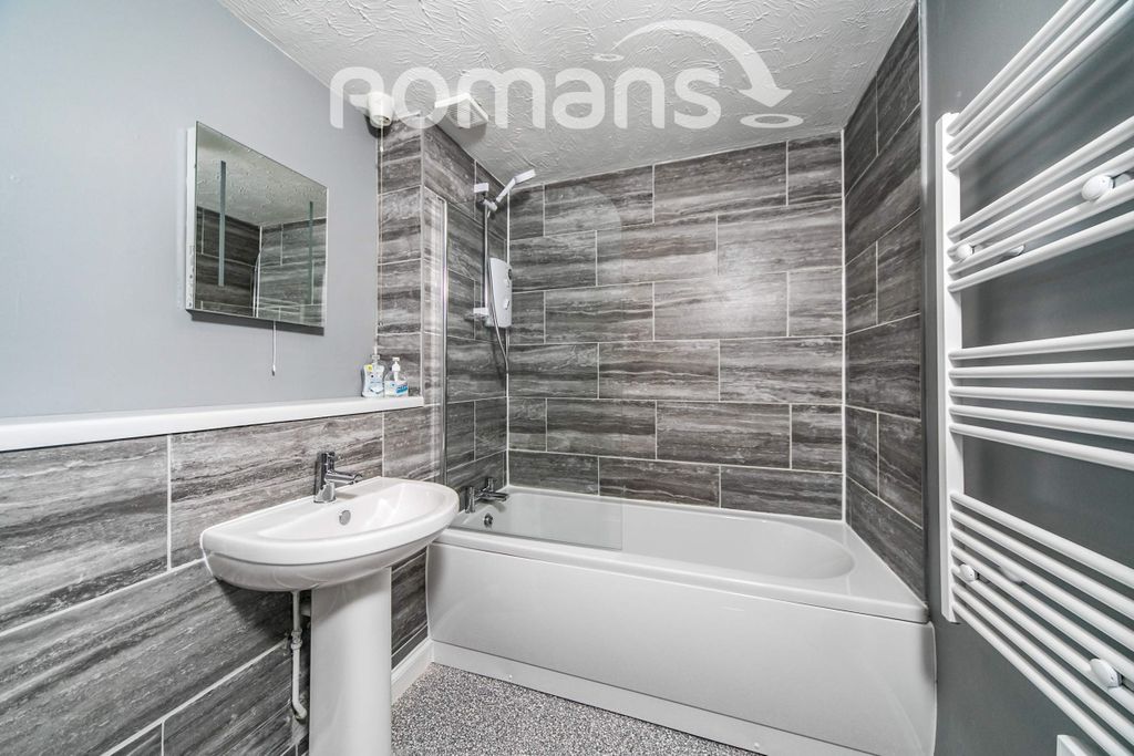 Property photo 3 of 8 E4A29442-Fc61-Ec11-8