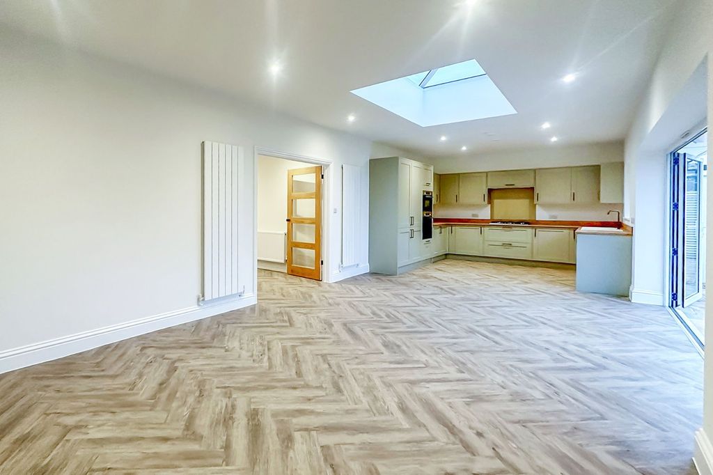 Property photo 2 of 24 Picture No. 15