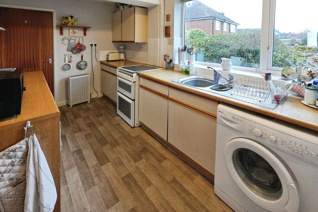 Property photo 3 of 18 Kitchen