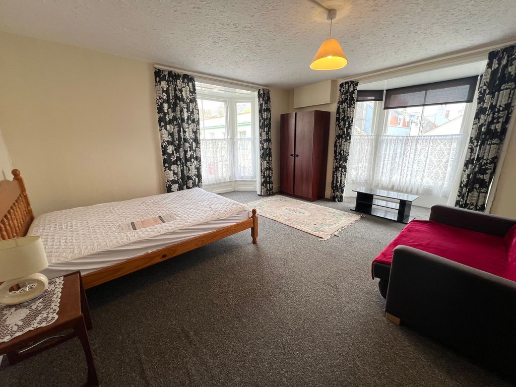 Property photo 1 of 9 Bedroom