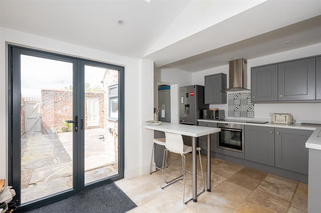 Property photo 2 of 14 Breakfast Kitchen