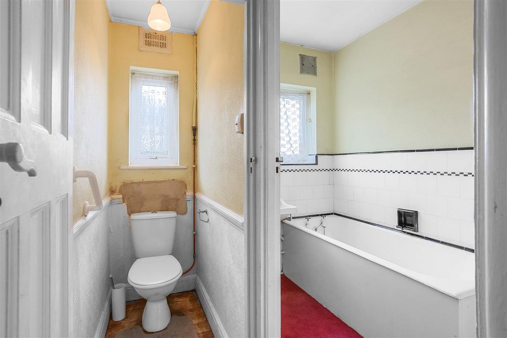 Property photo 3 of 27 1545389575 - 11 Vermont Road, Sm1 - 25.Jpg