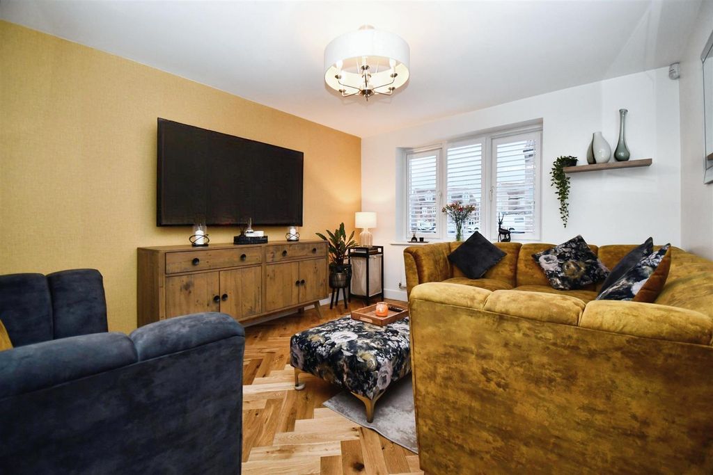 Property photo 2 of 36 Lounge