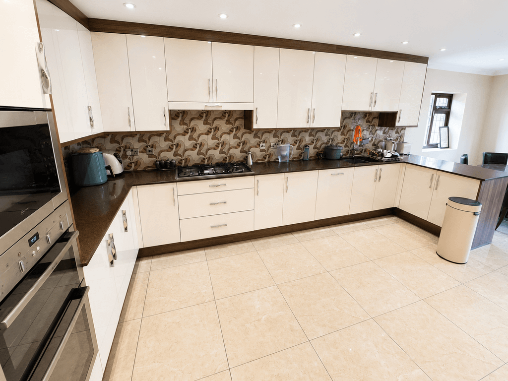 Property photo 3 of 12 437d12Ad-d542-4E4E-Bf48-25d0A277958B
