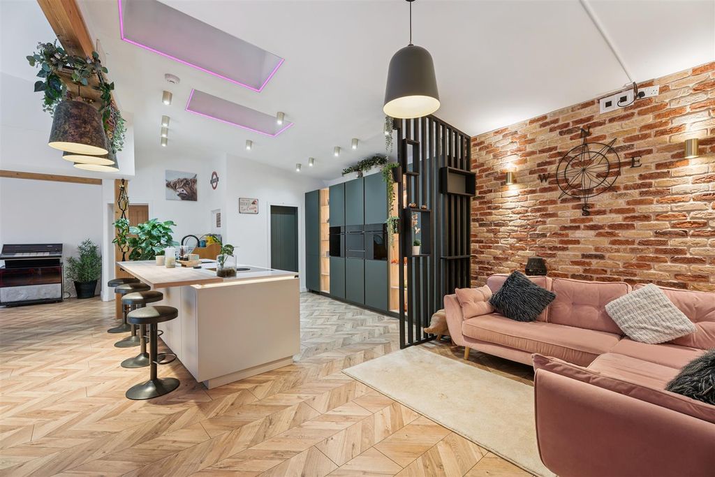 Property photo 3 of 28 Kitchen