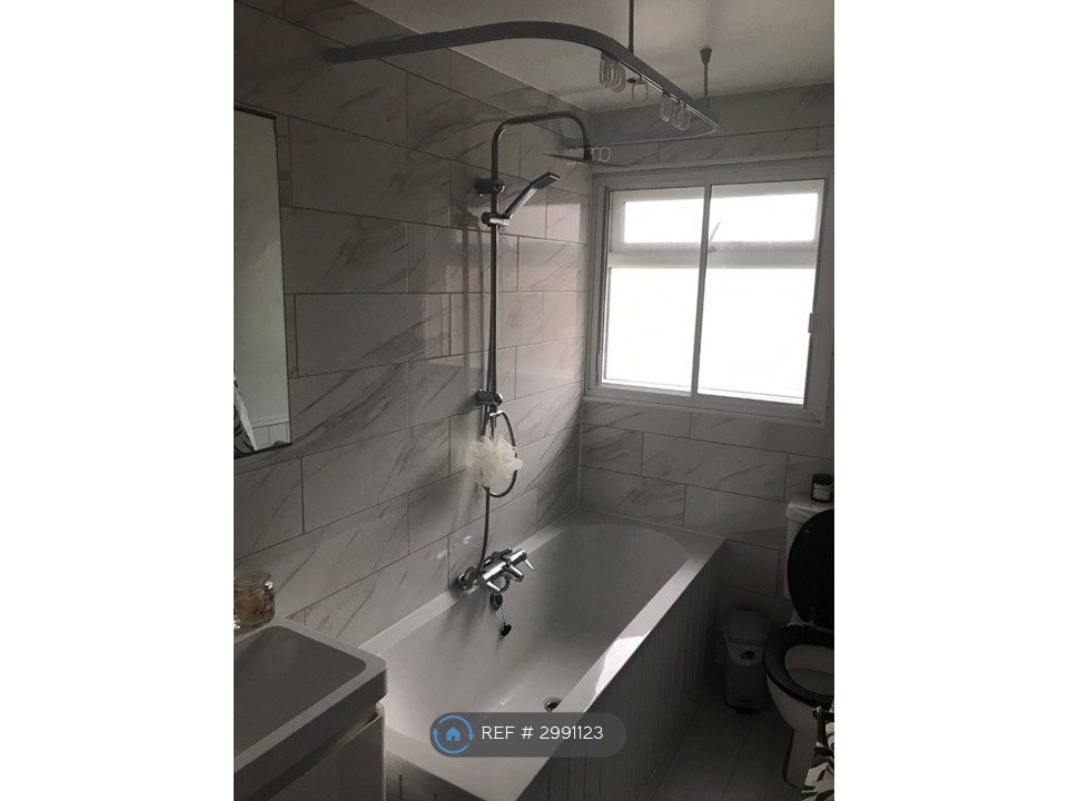 Property photo 2 of 18 Bathroom