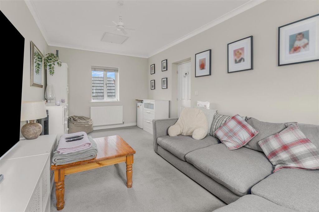 Property photo 3 of 16 30 Nickling Road, Banbury-18.Jpg