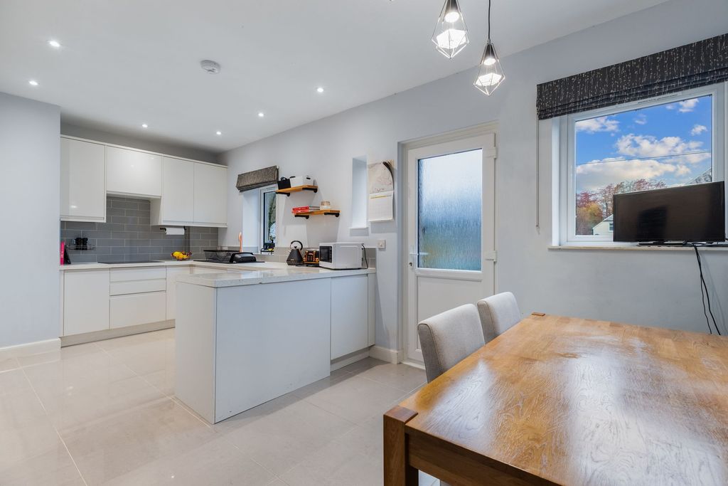 Property photo 2 of 27