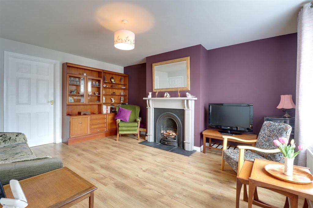 Property photo 3 of 19 Lounge