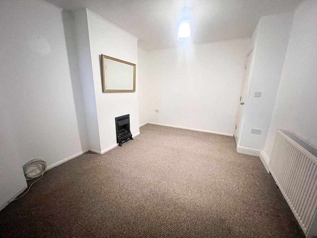 Property photo 3 of 8 Onslow Gardens E18