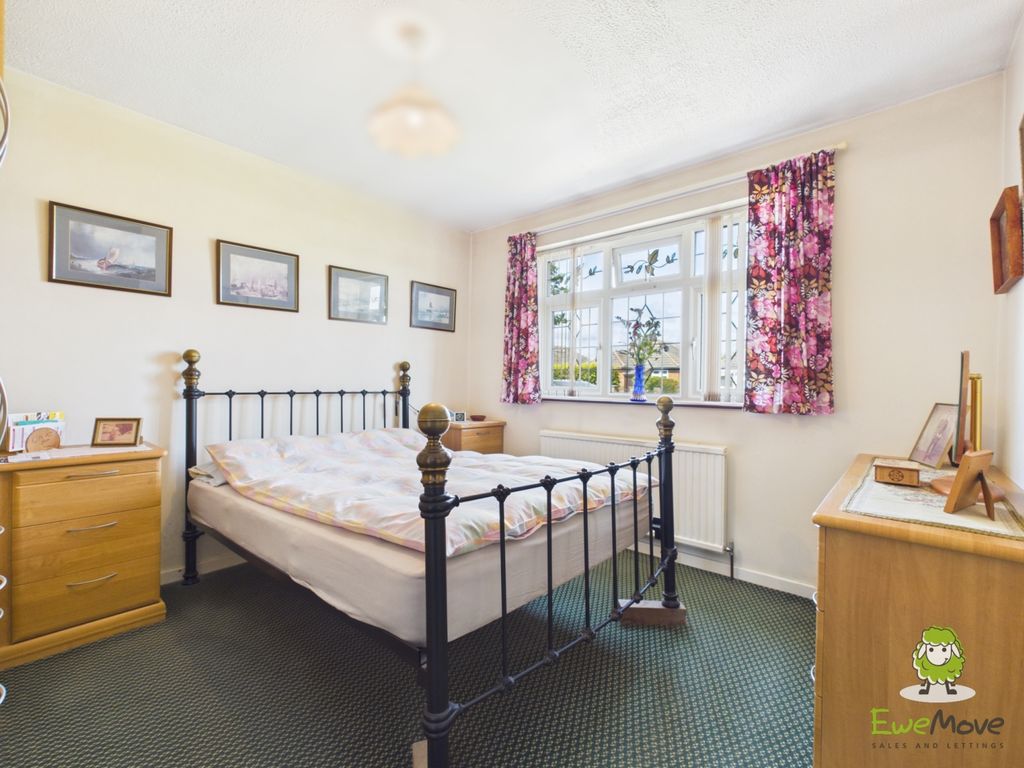 Property photo 3 of 17 Ewemove Estate Agents Basingstoke - Brackley Way