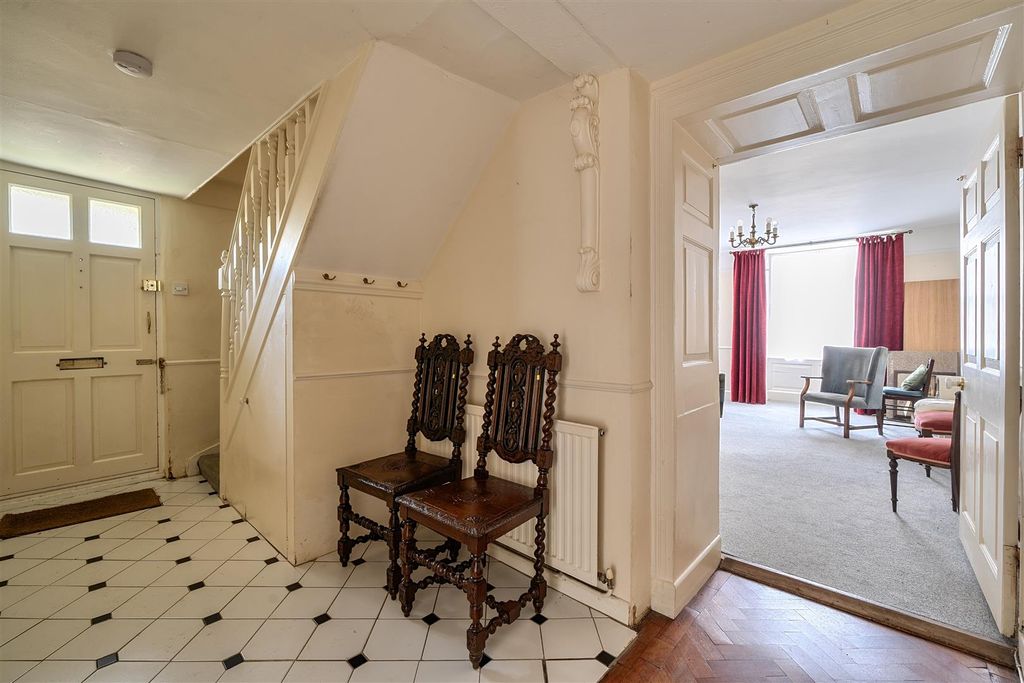 Property photo 3 of 10 Hall