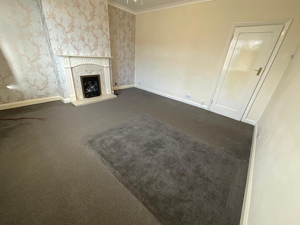 Property photo 3 of 13 Living Room 14' x 13'1