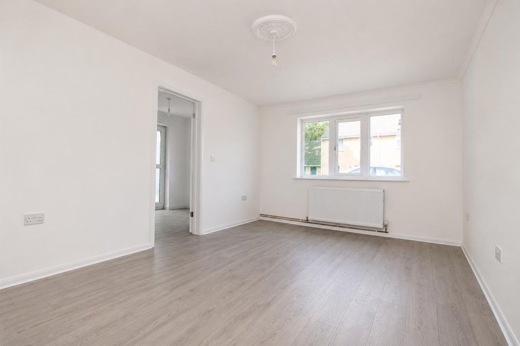 Property photo 3 of 10 46 Birchwood Lounge 1.Png