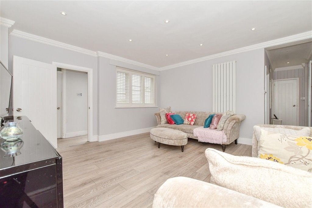 Property photo 2 of 13 Lounge