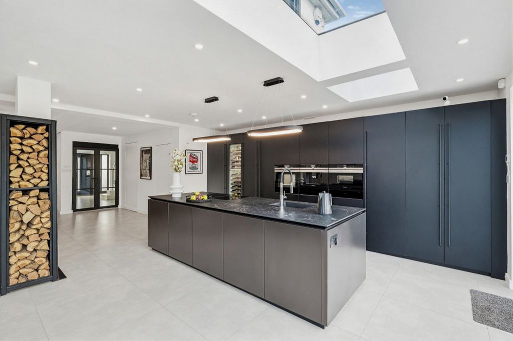 Property photo 2 of 35 Picture No. 24