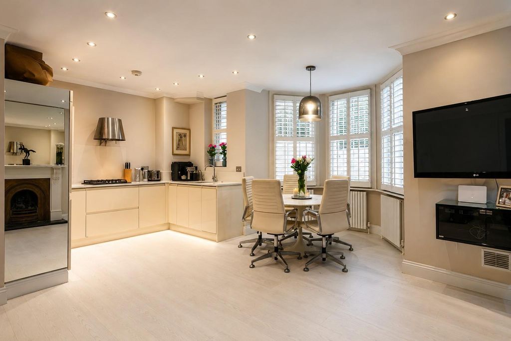 Property photo 2 of 13 Recep Wood Bright Bay Window Virtual Staging South